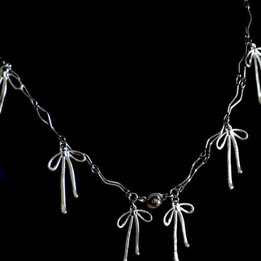 Bows n Wave 
Stainless Steel Choker